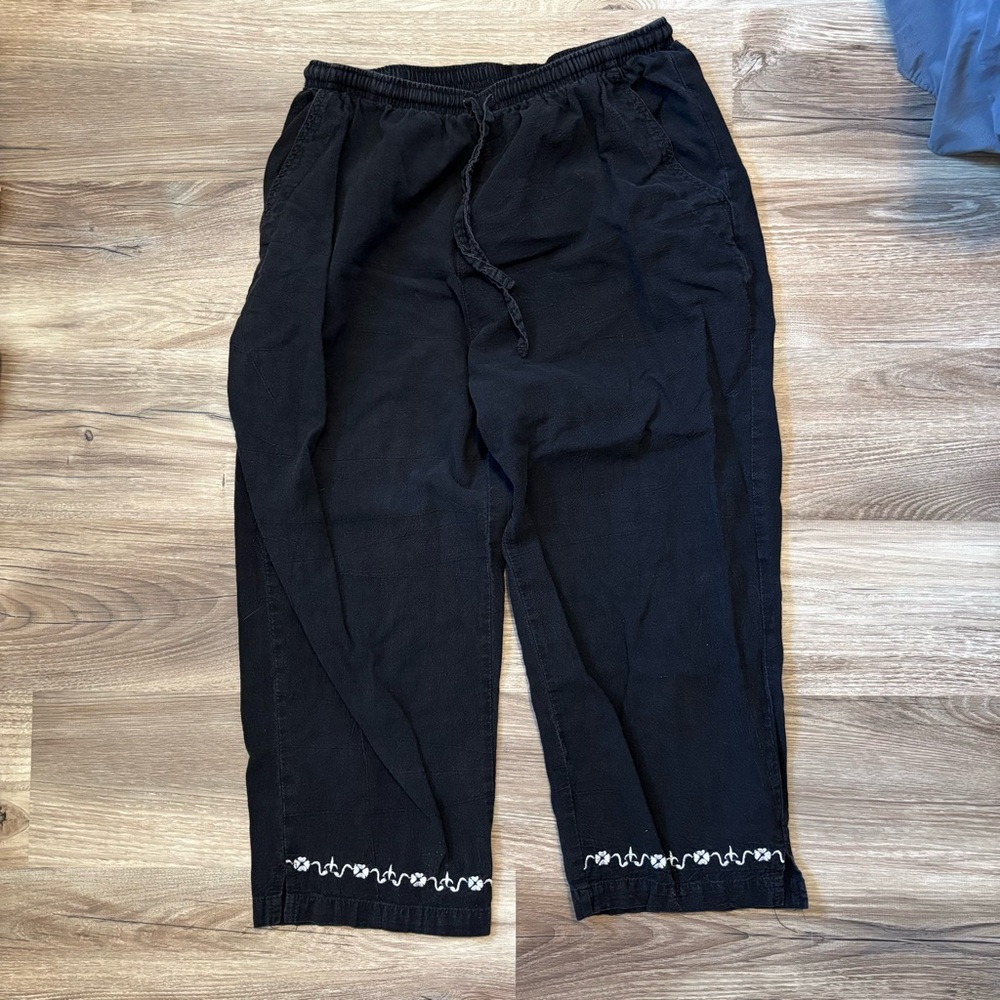 Jane Ashley Black Capris with White Embroidery